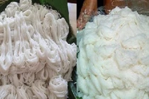 Video: Cảnh giác chiêu "hô biến" bún bẩn thành bún tươi