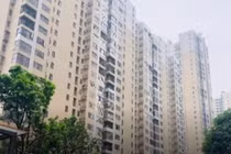 Mẹ ôm con gái 4 tháng tuổi nhảy lầu từ tầng 19