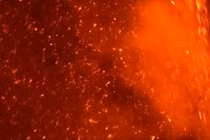 Video: Dòng dung nham đỏ rực của núi lửa lớn nhất châu Âu