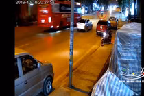 Video: Vượt ôtô con, xe khách tông trực diện xe máy khiến tài xế tử vong