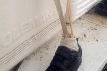 Bí ẩn những bàn chân người dạt vào bờ biển rùng rợn