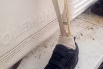 Bí ẩn những bàn chân người dạt vào bờ biển rùng rợn