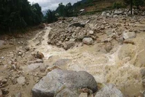 Video: Mưa lũ tạo suối rộng hàng chục mét ở Hà Giang