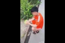 Video: Thanh niên dùng răng lột vỏ dừa nhanh như chớp