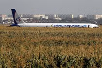 Video: Máy bay Nga chở 233 người hạ cánh bằng bụng xuống đồng