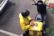 Shipper ăn vụng rồi "chùi mép" kỹ càng trước khi giao cho khách