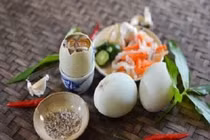 4 mẹo nhỏ dành cho các bà nội trợ khi mua trứng vịt lộn