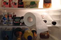 Ngỡ ngàng khi biết lý do con dâu bỏ giấy ăn vào tủ lạnh