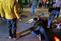 Video: Hiện trường hai xe máy tông nhau 3 người nguy kịch tại Hà Nội