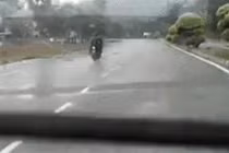 Video: Áo mưa quấn vào bánh xe quật cô gái ngã ngay trước đầu ô tô