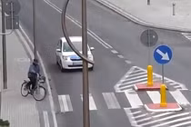 Video: Tài xế ôtô bị 'vạ lây' với ông cụ đi xe đạp qua đường