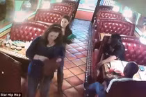 Video thực khách “thó” tiền tip của bồi bàn