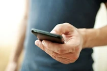 Nữ hiệu trưởng nhắn tin cho chồng người, nói "chỉ hỏi thăm sức khỏe"