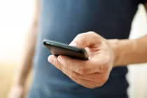 Nữ hiệu trưởng nhắn tin cho chồng người, nói "chỉ hỏi thăm sức khỏe"