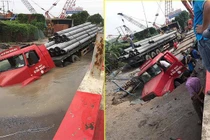 Video: "Hố tử thần" nuốt chửng đầu xe container ở Hà Nội