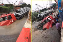 Video: "Hố tử thần" nuốt chửng đầu xe container ở Hà Nội