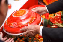 Nhà trai đỏ mặt bỏ về sau lời thách cưới của nhà gái