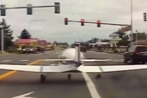 Video: Máy bay hạ cánh xuống đường cao tốc giờ cao điểm