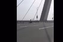 Video: Nữ sinh không đội mũ bảo hiểm phóng ngược chiều trên cầu Nhật Tân