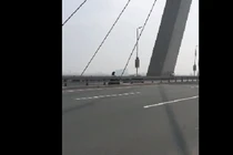 Video: Nữ sinh không đội mũ bảo hiểm phóng ngược chiều trên cầu Nhật Tân