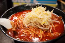 Video: "Luyện tập tuyến lệ" với món mì cay nhất Nhật Bản 