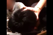 Sếp nhấn mặt nhân viên vào nồi lẩu đang sôi