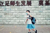 Cậu bé Trung Quốc mặc váy đi học gây tranh cãi