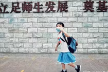 Cậu bé Trung Quốc mặc váy đi học gây tranh cãi