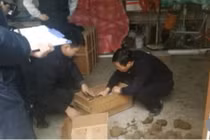 Sửa nhà, tá hỏa phát hiện cả kho lựu đạn chôn sâu dưới đất 