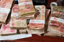 Người đàn ông tròn mắt phát hiện nửa tỷ bỏ quên trong gara