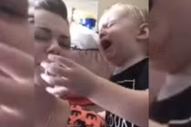 Video: Thấy mẹ khóc, em bé ngay lập tức nhường ti giả cho mẹ