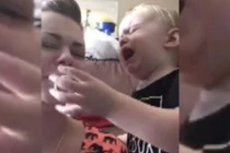 Video: Thấy mẹ khóc, em bé ngay lập tức nhường ti giả cho mẹ