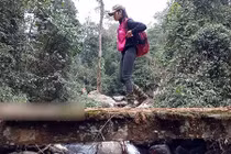 Video: Cô giáo 9x xuyên rừng Tà Xùa “cõng chữ” lên Làng Sáng