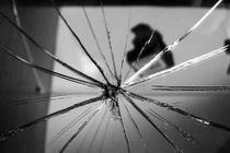 Gương vỡ là điềm báo gì và cách hoá giải ra sao?