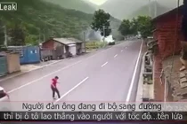 Video: Ô tô lao như tên lửa, người đi bộ thoát chết khó tin