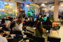 Quán cà phê đang đông khách, chủ quán miễn cưỡng thanh lý trả mặt bằng