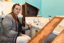 Mẹ trẻ phải tắm cho con trong nhà vệ sinh siêu thị vì lý do đặc biệt