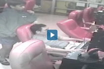 Video : Tên cướp cầm dao đe dọa người chơi game