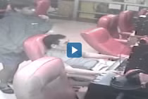 Video : Tên cướp cầm dao đe dọa người chơi game