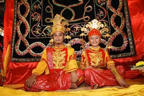 Phong tục kỳ lạ: cô dâu chú rể bị cấm đi vệ sinh 3 ngày