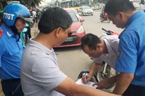 "Nhốt" hàng loạt xe Grab, Uber vì giả danh