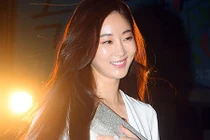 Lấp ló ngực trần, hoa hậu Hàn lập tức lên Top 1 tìm kiếm