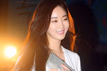 Lấp ló ngực trần, hoa hậu Hàn lập tức lên Top 1 tìm kiếm