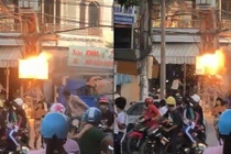 Video: Cột điện nổ như pháo, dân bất chấp nguy hiểm tụ tập đứng xem