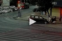 Video : Cảnh sát chạy thoát khỏi ô tô sắp va chạm