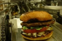 Robot làm 1 giờ được 400 chiếc bánh mì kẹp thịt
