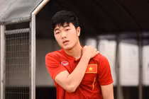 Fan hào hứng khi Xuân Trường bị ném xuống nước mừng sinh nhật