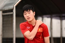 Fan hào hứng khi Xuân Trường bị ném xuống nước mừng sinh nhật