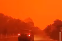Video: Bầu trời Indonesia đỏ như máu giữa ban ngày do cháy rừng