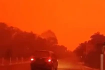Video: Bầu trời Indonesia đỏ như máu giữa ban ngày do cháy rừng
